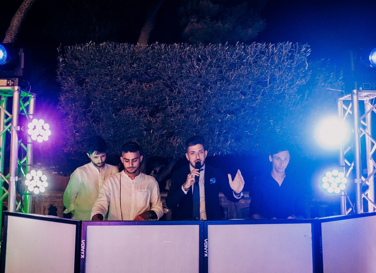 team speaker - relatori e interpreti - performer e DJ - personale delle ditte di catering - addobbi - fotografi - videomaker